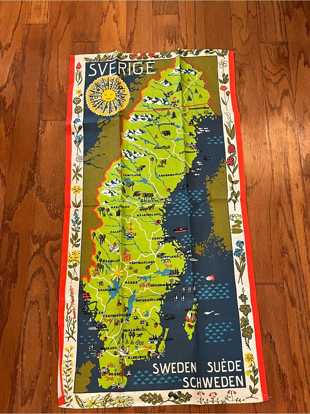 Vintage SVERIGE Mid Century Fabric Map of Sweden Wall Decor Tea Towel